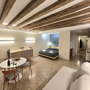 Apartment Cozy With Canal View, Venice