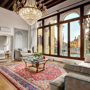 Apartment Swan Dolcevita Prestige - Canal View & Exclusive Experience, Venice